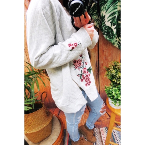 Cozy oversized embroidered quilted sweater 🍃 - Picture 3 of 6